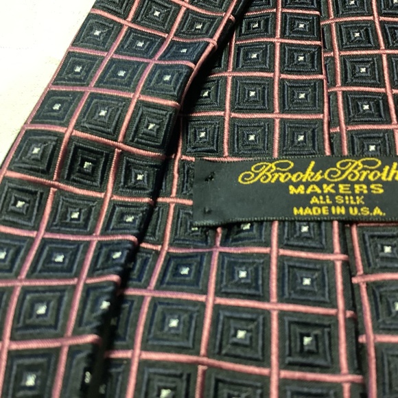 BROOKS BROTHERS SILK TIE. NEW. MUST SEE DESIGN. - Picture 4 of 5